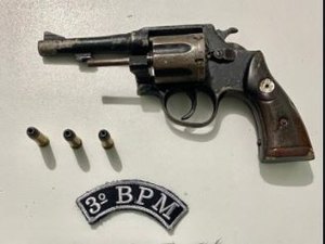 Após perseguição policial, dois jovens são presos por porte ilegal de arma de fogo