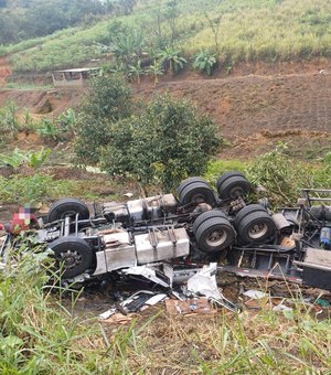 Trecho da rodovia BR-101 é liberado após carreta tombar em Joaquim Gomes