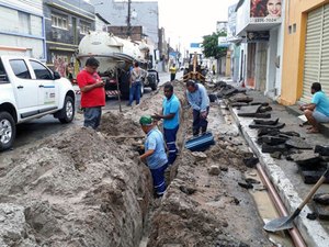 Casal conclui serviço de substituição de rede de água no Centro de Maceió