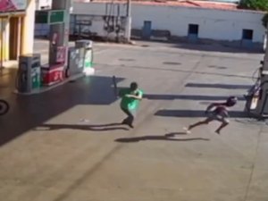 Frentista reage a assalto e expulsa criminosos com golpes de marreta no Ceará