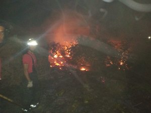 Bombeiros apagam incêndio perto de residência na Barra de São Miguel