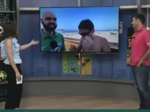Vídeo: Jornalista surpreende, tira a roupa ao vivo e corre para o mar