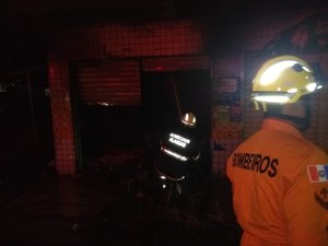 Incêndio de grandes proporções destrói residência em Maceió