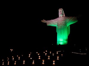 Cristo Redentor está iluminado com a cor verde para lembrar luta pela segurança no trabalho
