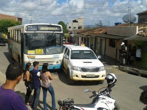 Ultrapassagem provoca acidente entre caminhonete e ônibus