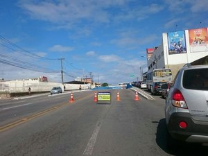 Veículo pega fogo e deixa trânsito lento no Jacintinho