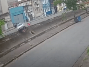 Carro atropela quatro pessoas da mesma família e cai em canal