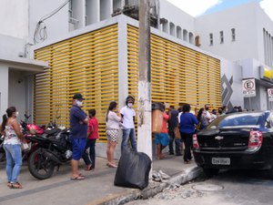 Fila na frente de agência do Banco do Brasil causa reclamações e polêmica em Arapiraca