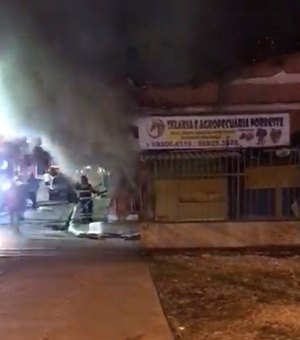 Bombeiros iniciam perícia em loja atingia por Incêndio  no Centro de Maceió