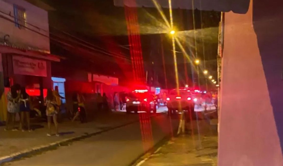 Bandidos invadem casa e matam jovem com 11 tiros no bairro Benedito Bentes
