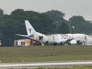 Avião de carga pega fogo durante voo e faz pouso de emergência em Guarulhos