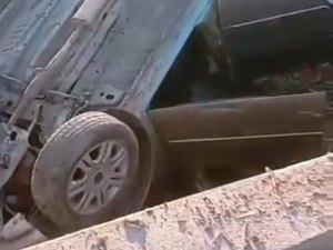 Carro capota após condutor perder controle direcional em Poço das Trincheiras