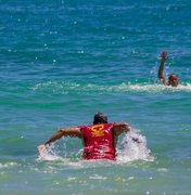 Pai e filho são resgatados de afogamento na Praia do Francês, em Marechal Deodoro