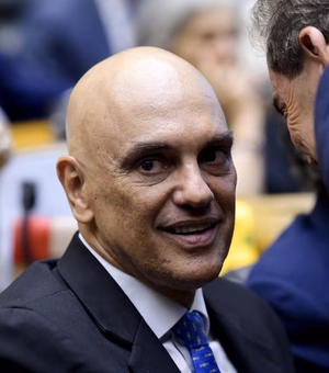 Moraes pede opinião da PGR sobre agentes da PF na casa de Bolsonaro