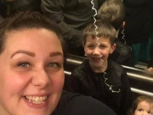 Menino de oito anos salva mãe e irmã de incêndio em casa após acordar cedo