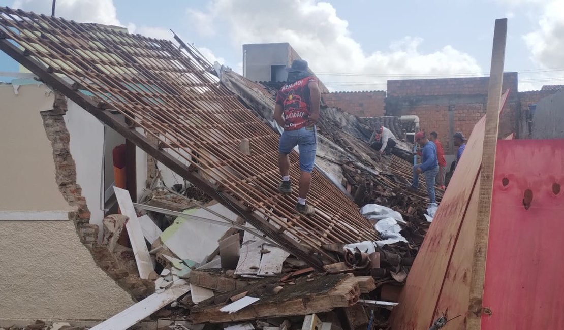 [Vídeo] Casa desaba e moradora fica presa sob os escombros no bairro Brasiliana, em Arapiraca