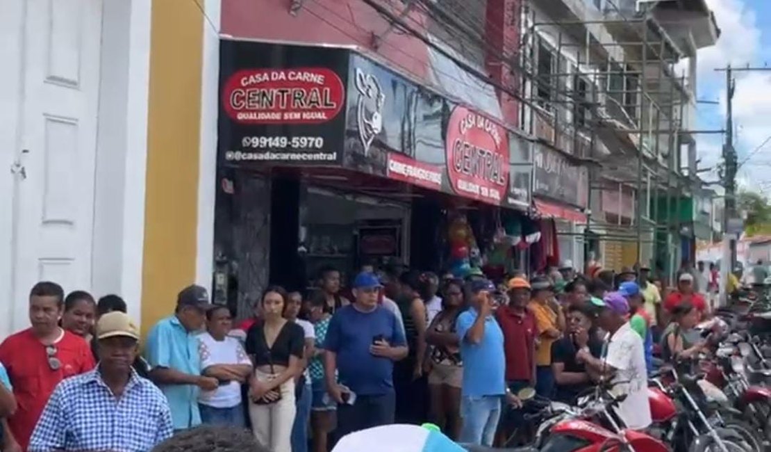 Aposentados enfrentam fila gigantesca para atendimento na Caixa de Porto Calvo