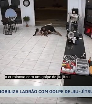Mulher imobiliza ladrão com técnica de jiu-jítsu e impede assalto a restaurante