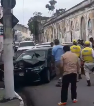 Colisão entre carros é registrada na Avenida da Paz, no bairro de Jaraguá