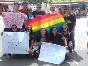 Estudantes protestam contra cortes na Educação em Delmiro Gouveia 