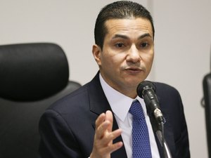 Ministro Marcos Pereira entrega carta a Temer pedindo demissão