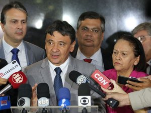 Governadores do NE se encontram para falar sobre democracia e lançar programa social