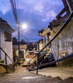 Homem embriagado joga móveis contra policiais ao ser preso por violência doméstica