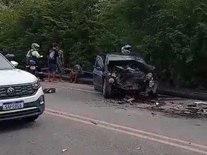 Colisão frontal entre carros causa vazamento de combustível e mobiliza bombeiros na Pescaria