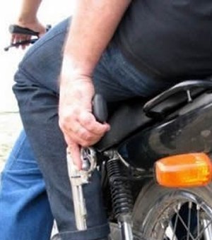 Dupla é presa por roubar motocicleta e polícia apreende drogas e objetos roubados