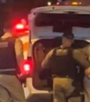 ﻿﻿Influenciador digital de AL é preso por disparos de arma de fogo em frente a bar na Jatiúca