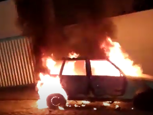 [Vídeo] Carro estacionado ao lado de delegacia de Quebrangulo é incendiado