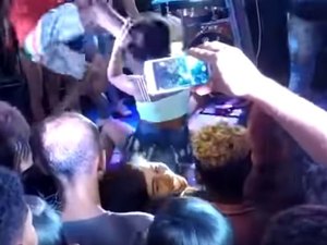 Homem chuta mulher no rosto enquanto ela dançava no palco em show na BA