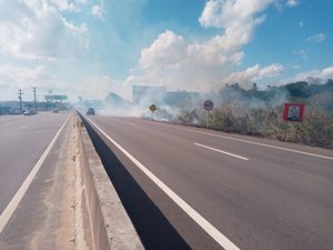 [Vídeo] Incêndio em vegetação na AL-220 dificulta visibilidade de motoristas e motociclistas em Arapiraca