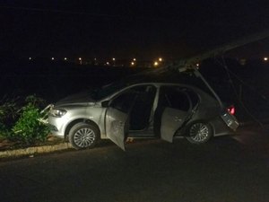 Condutor colide contra poste de energia e causa apagão em vários bairros