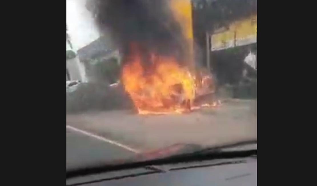 [Vídeo] Carro pega fogo na Avenida Fernandes Lima, em Maceió