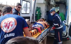 Mototáxi e passageiro ficam feridos após colisão entre carro e moto em Arapiraca