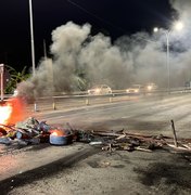 Em novo protesto, moradores de Marechal Deodoro bloqueiam dois sentidos de via