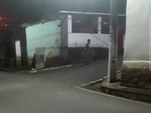 [Vídeo] Imagens flagram jovem atirando tijolos em residência momentos antes de agressão 