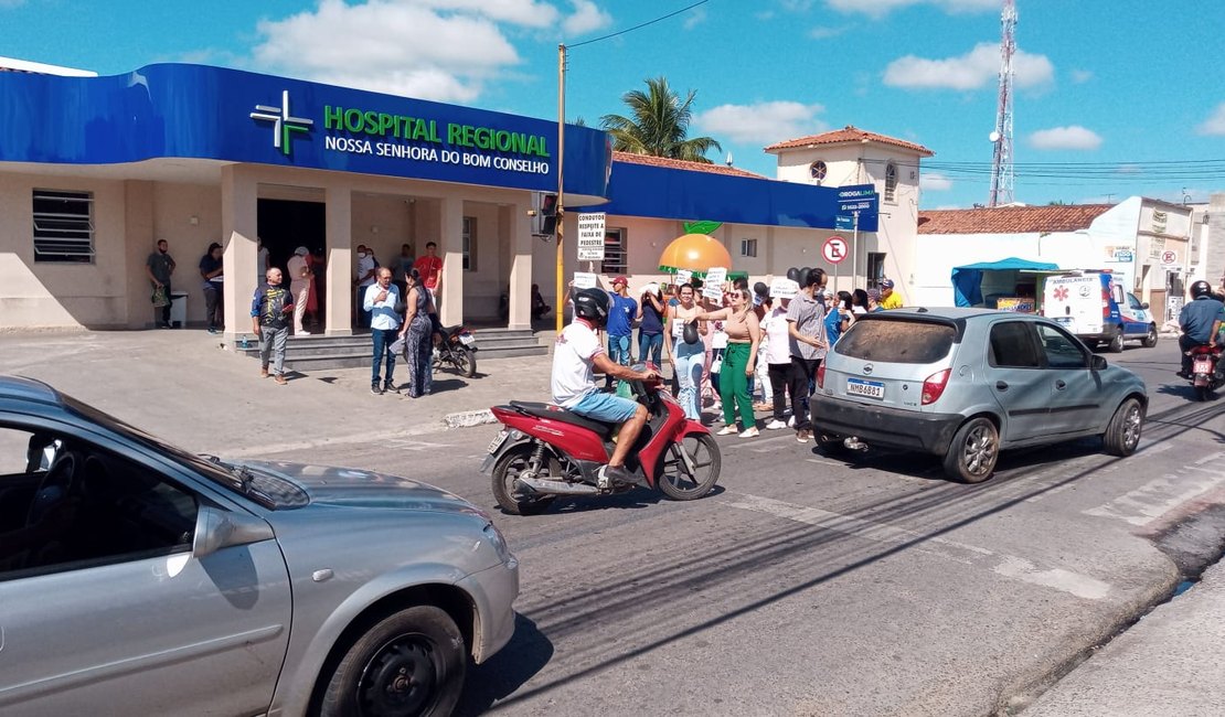 [Vídeo] Sem receber salários há quatro meses, funcionários do Hospital Regional de Arapiraca fazem protesto