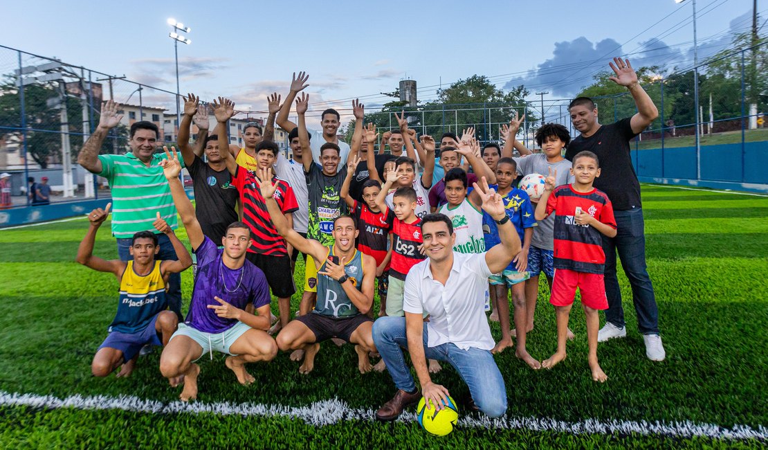 Areninha: JHC visita obras da unidade Medeiros Neto e ressalta importância de espaços para prática esportiva