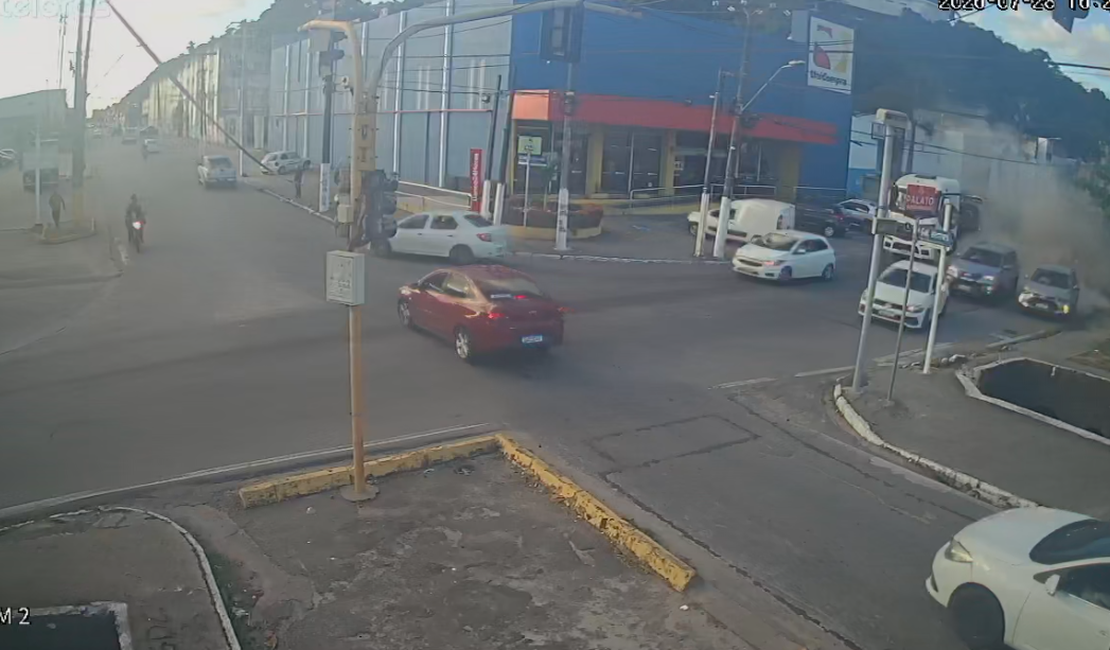 Câmera registra momento em que caminhão carregado de cimento atinge veículos