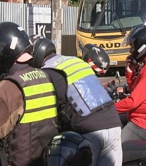 Homem usando colete de mototaxista rouba duas motos