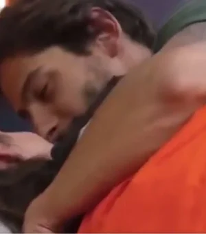 Shia Phoenix quase beija Michelle Barros em A Fazenda 17