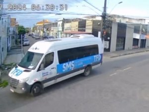 [Vídeo] Motociclista joga pedra em van da Secretaria de Saúde de Delmiro Gouveia que estava em Maceió