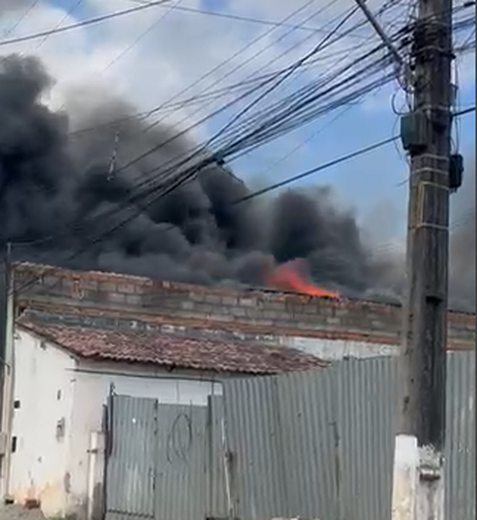 [Vídeo] Fábrica de estofados pega fogo no bairro Planalto, em Arapiraca