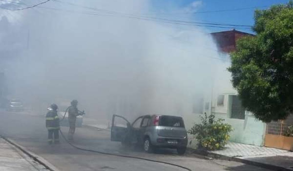 Veículo pega fogo em via pública na capital alagoana