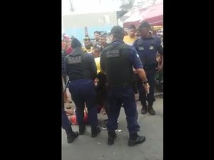 Vídeo: ambulante é detido após ameaçar guarda municipal com facão no Centro