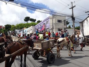 Carroceiros bloqueiam cruzamento do Centro de Maceió durante protesto