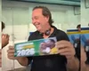 Ex-ministro de Bolsonaro distribui adesivos pró-Flávio no Carnaval