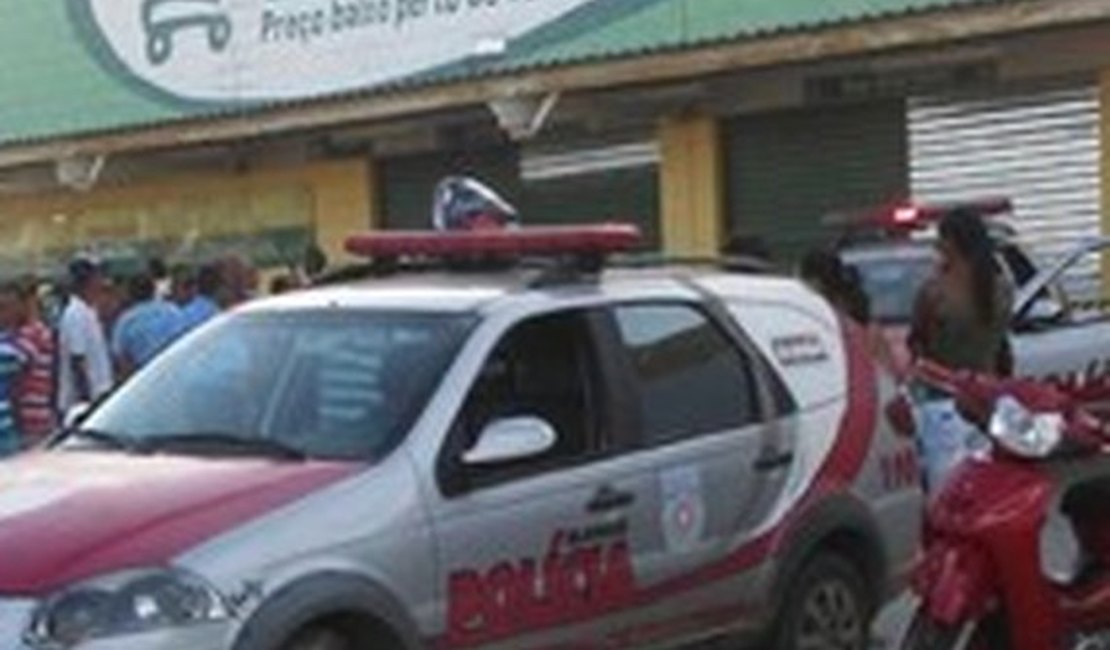 Funcionário de supermercado de Penedo é preso após furtar uísque no local de trabalho